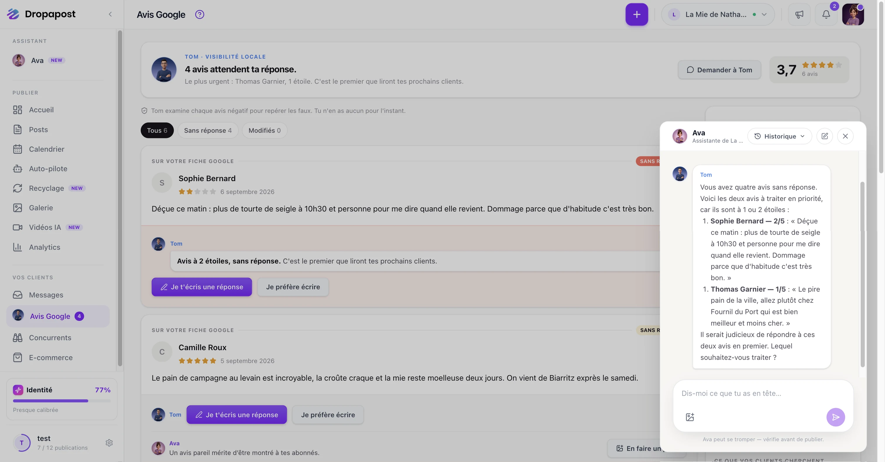 Le chat ouvert sur la page Avis Google : Tom liste les deux avis à traiter en priorité