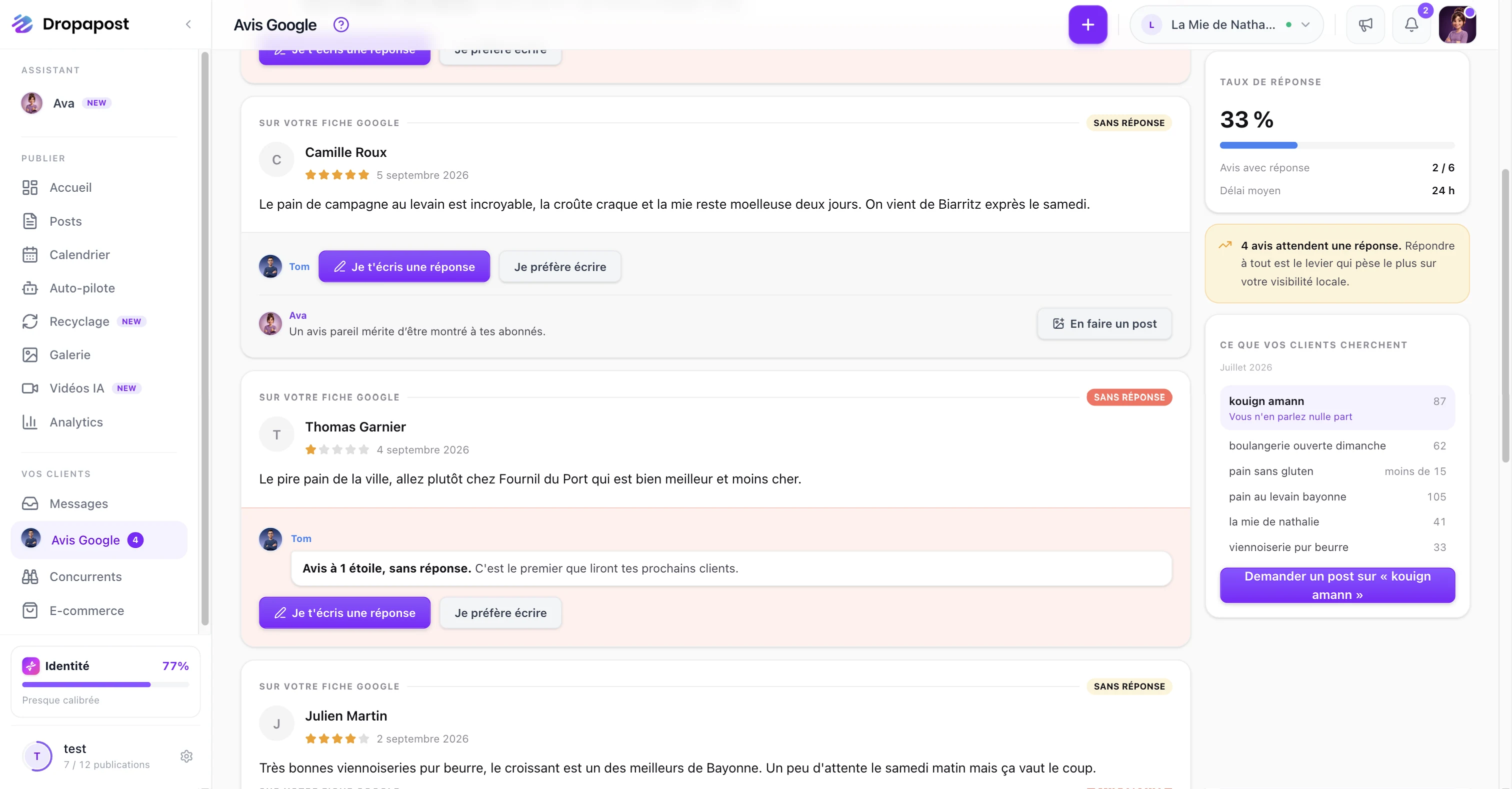 Le bloc Ce que vos clients cherchent : les requêtes Google qui mènent à la fiche, et le bouton Demander un post